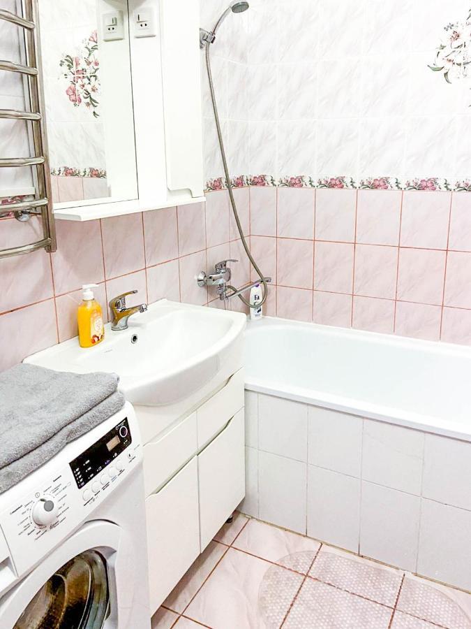 Large 2 Room Apartment With A Beautiful View 2 Min Metro Chernigivska Kiev Buitenkant foto