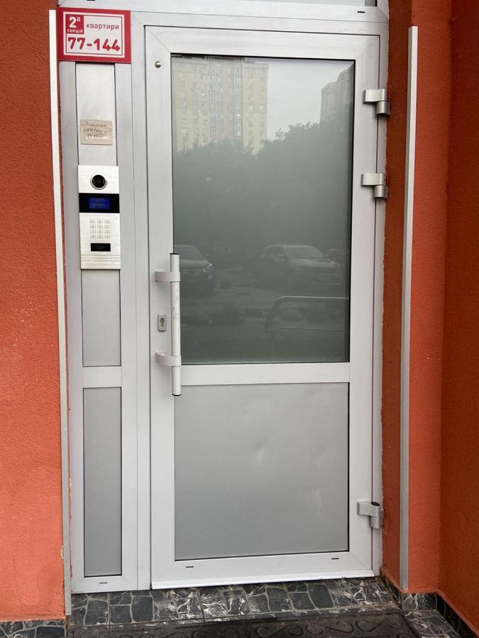Large 2 Room Apartment With A Beautiful View 2 Min Metro Chernigivska Kiev Buitenkant foto