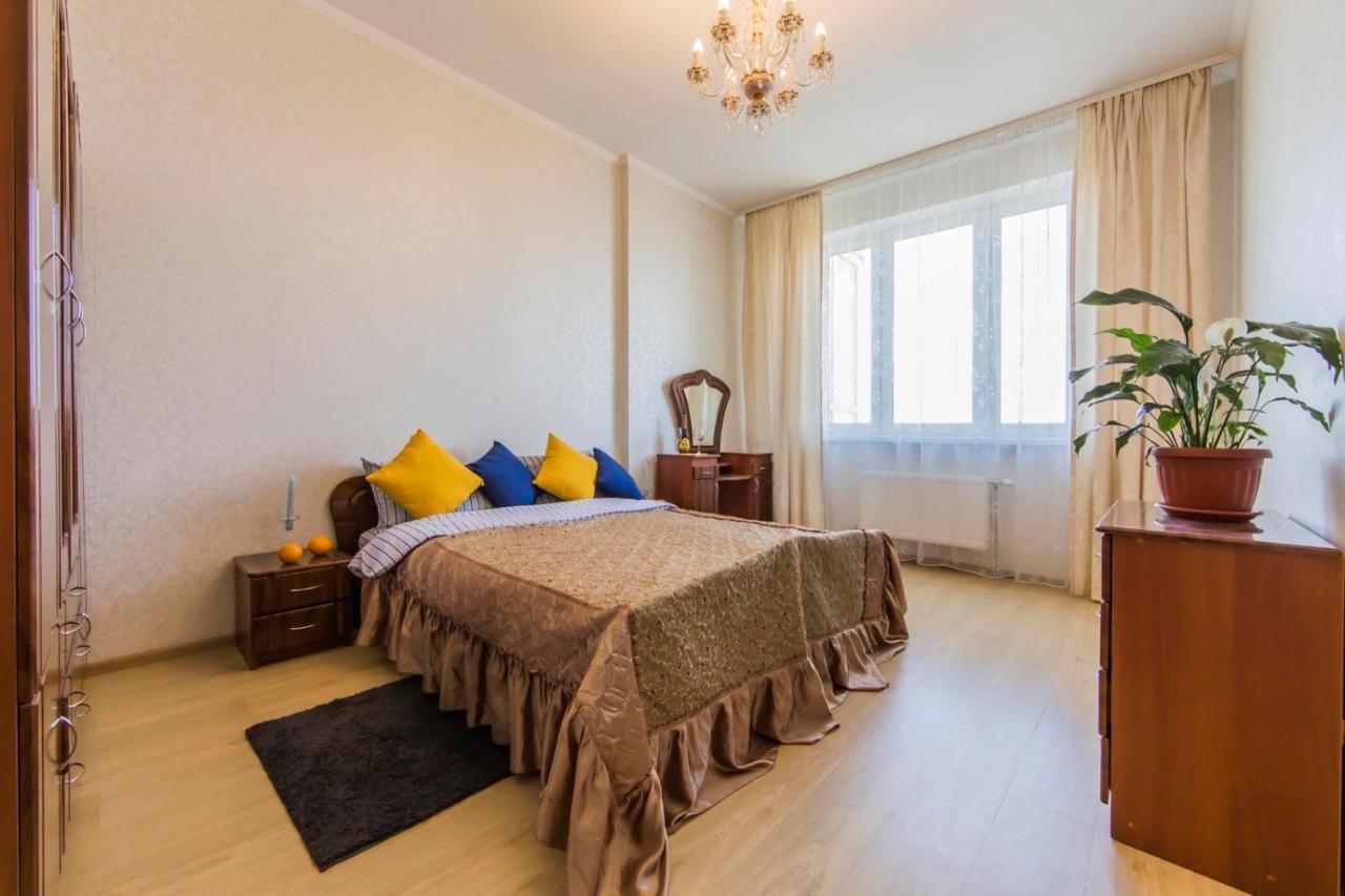 Large 2 Room Apartment With A Beautiful View 2 Min Metro Chernigivska Kiev Buitenkant foto