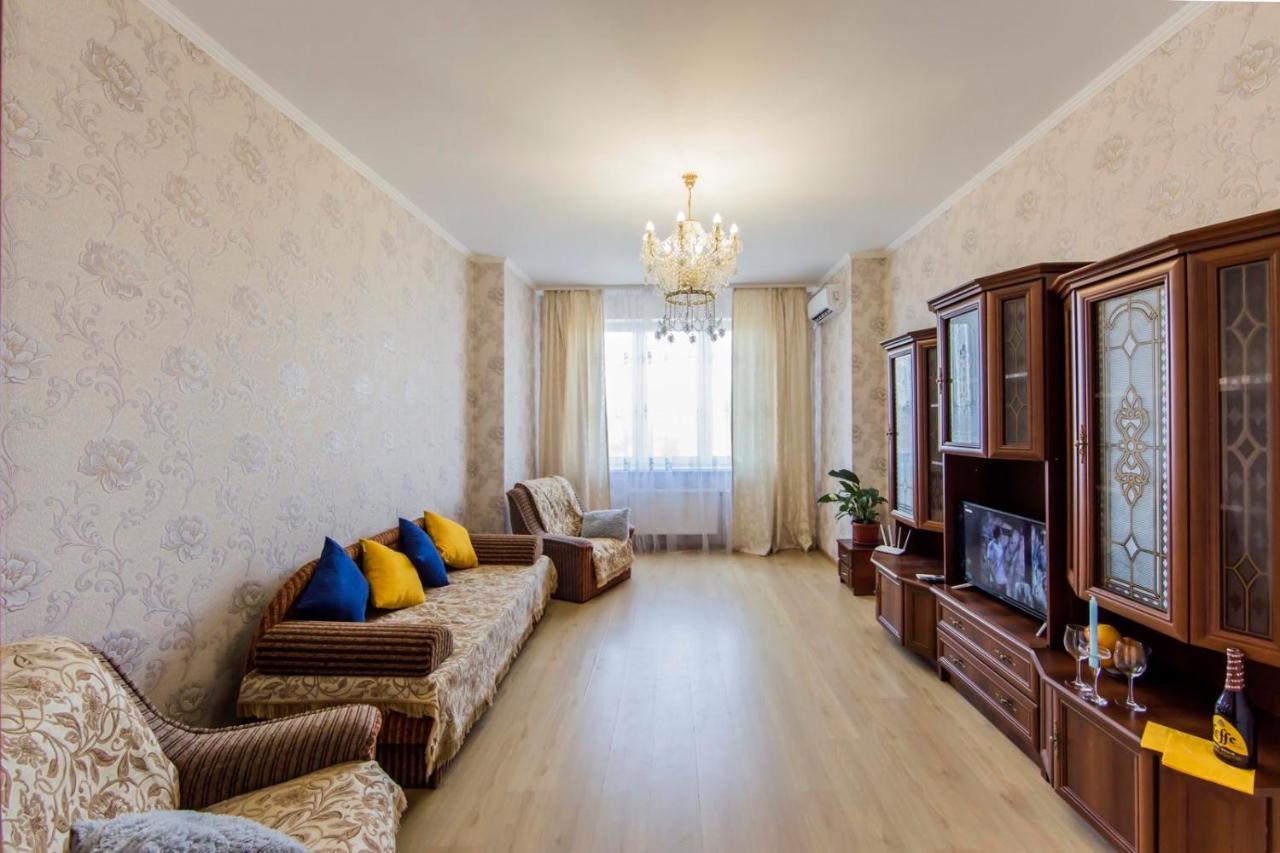 Large 2 Room Apartment With A Beautiful View 2 Min Metro Chernigivska Kiev Buitenkant foto