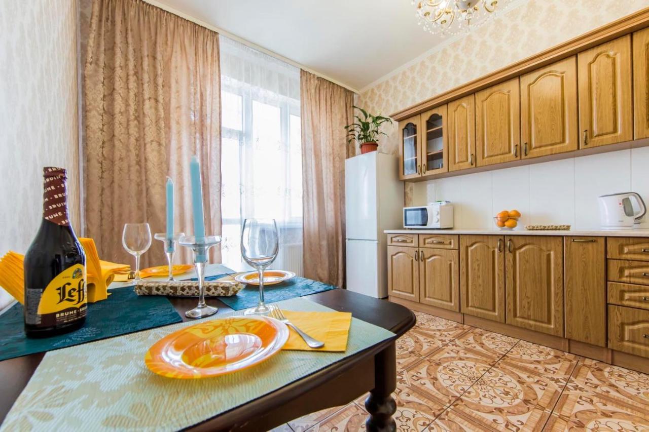 Large 2 Room Apartment With A Beautiful View 2 Min Metro Chernigivska Kiev Buitenkant foto