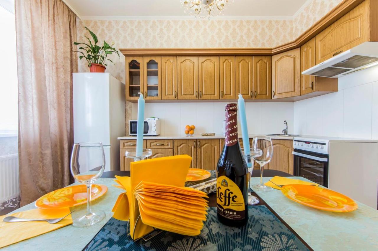 Large 2 Room Apartment With A Beautiful View 2 Min Metro Chernigivska Kiev Buitenkant foto