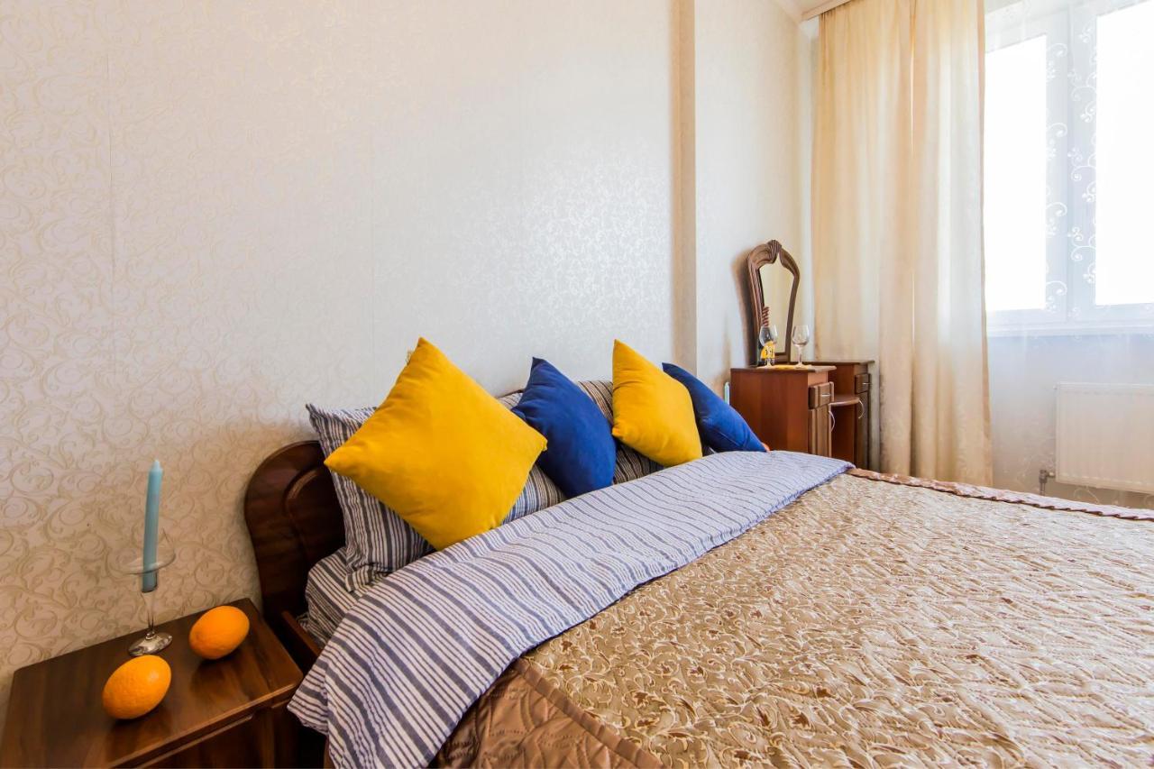 Large 2 Room Apartment With A Beautiful View 2 Min Metro Chernigivska Kiev Buitenkant foto