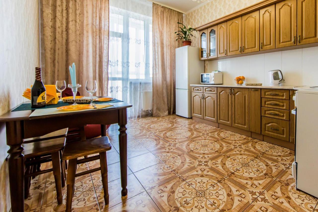 Large 2 Room Apartment With A Beautiful View 2 Min Metro Chernigivska Kiev Buitenkant foto