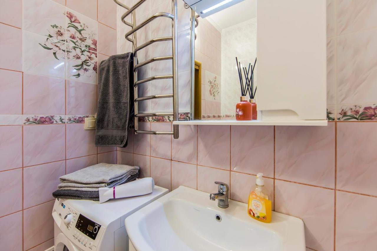 Large 2 Room Apartment With A Beautiful View 2 Min Metro Chernigivska Kiev Buitenkant foto