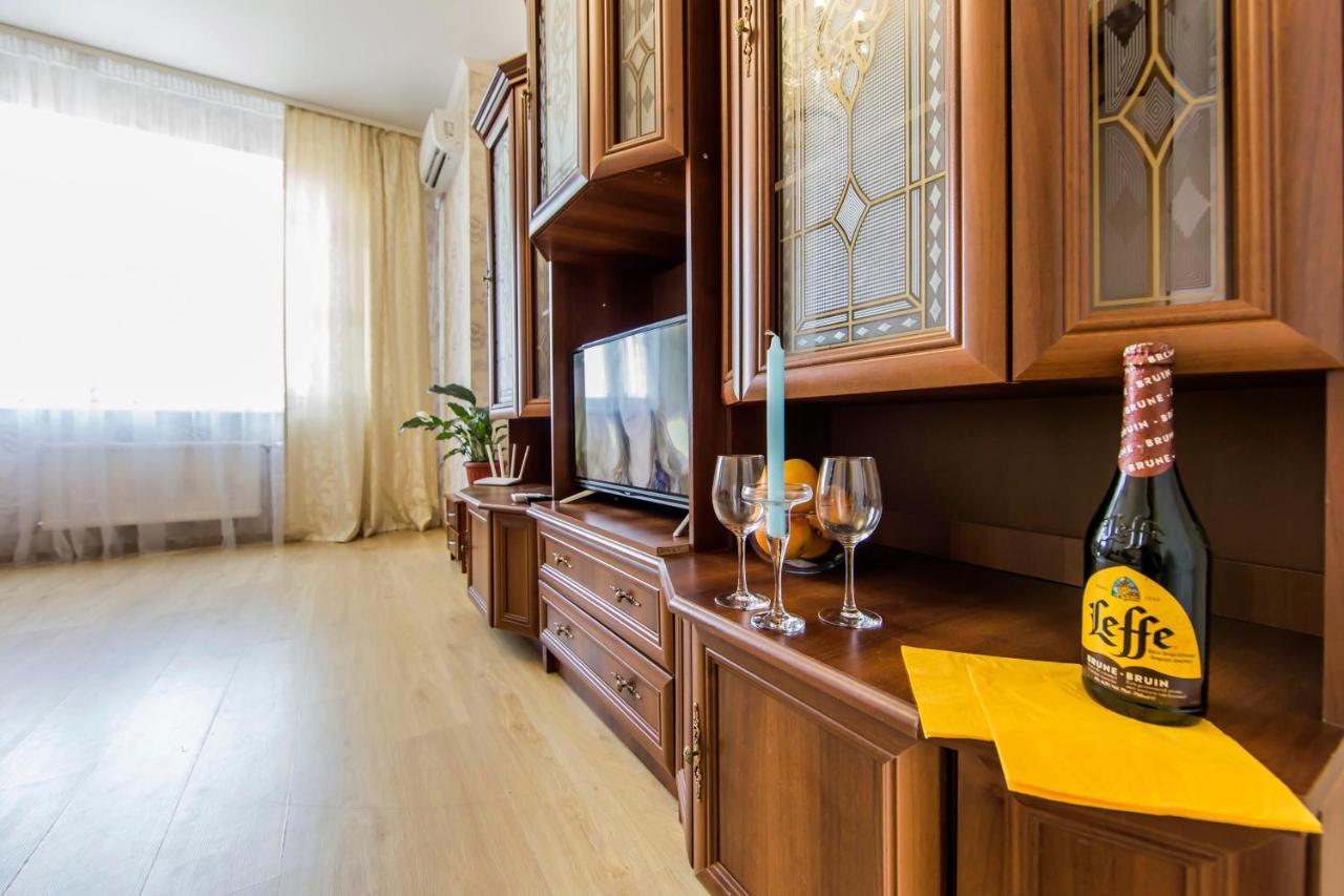 Large 2 Room Apartment With A Beautiful View 2 Min Metro Chernigivska Kiev Buitenkant foto