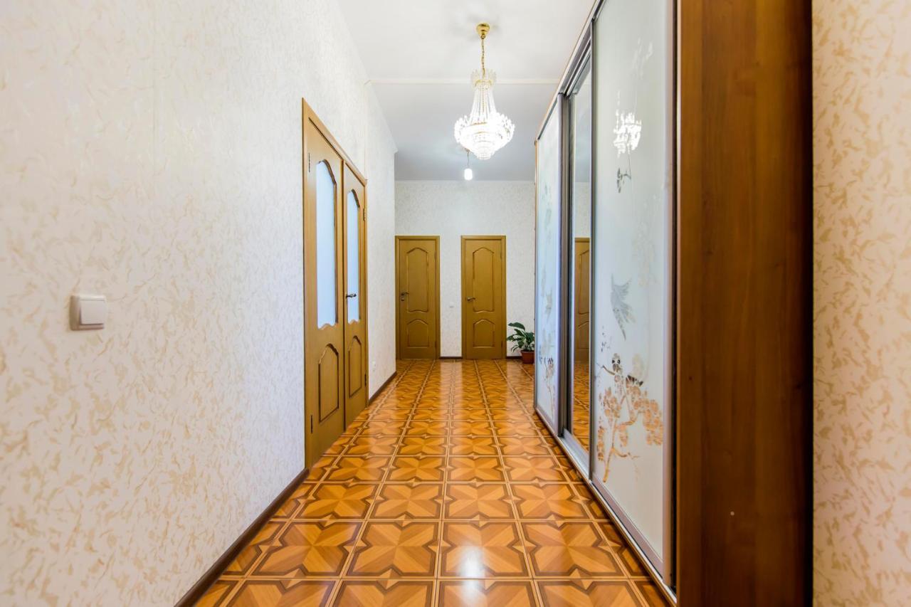 Large 2 Room Apartment With A Beautiful View 2 Min Metro Chernigivska Kiev Buitenkant foto
