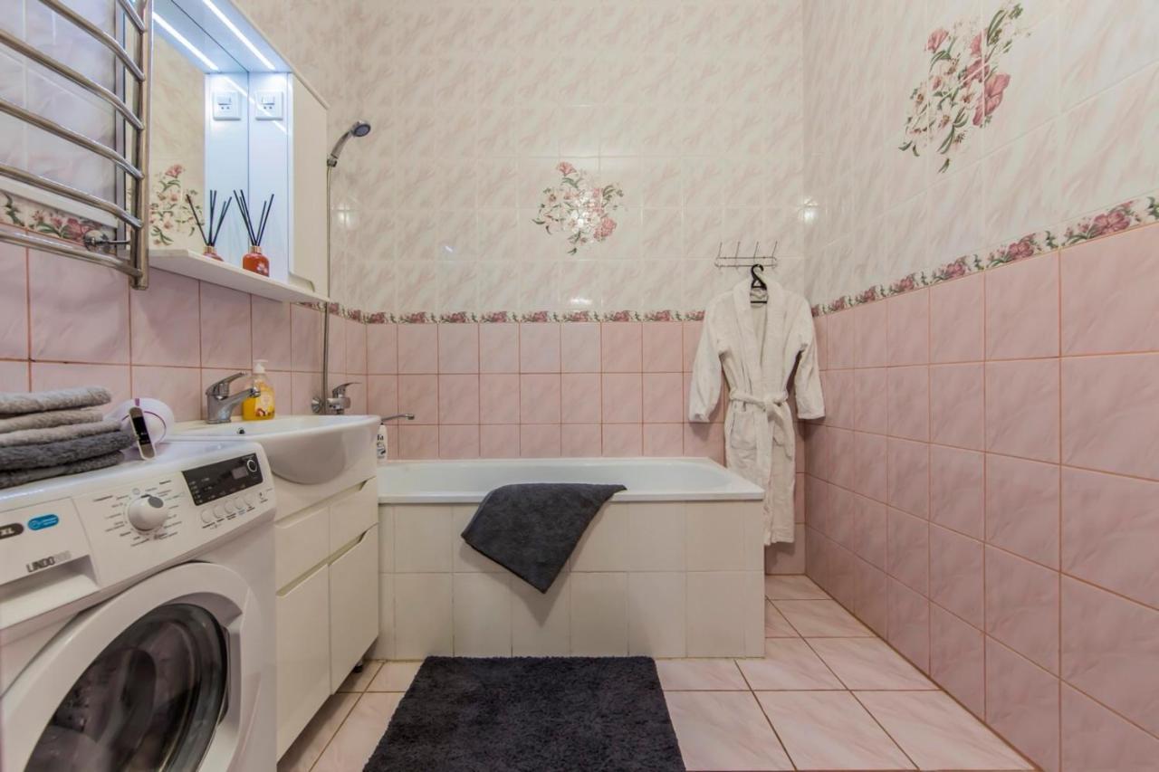 Large 2 Room Apartment With A Beautiful View 2 Min Metro Chernigivska Kiev Buitenkant foto